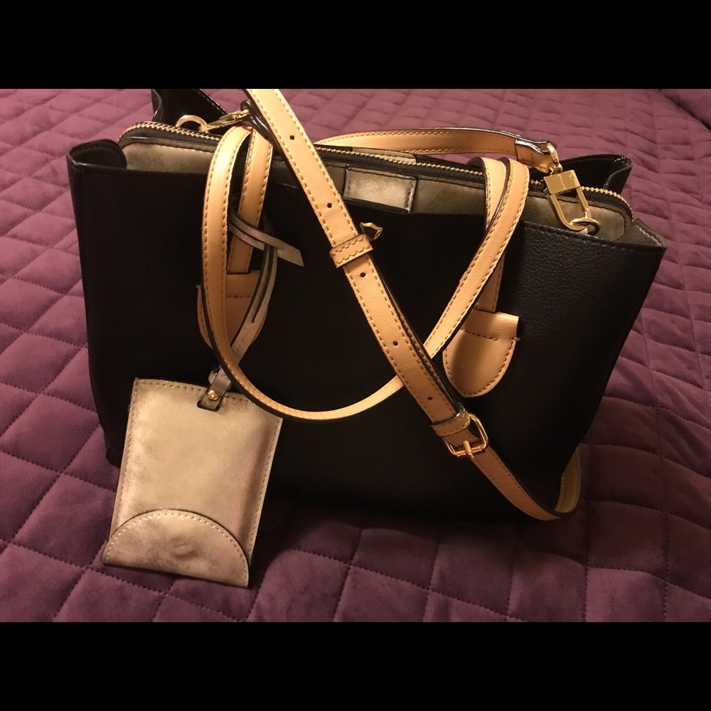 Gianni Bini charging purse